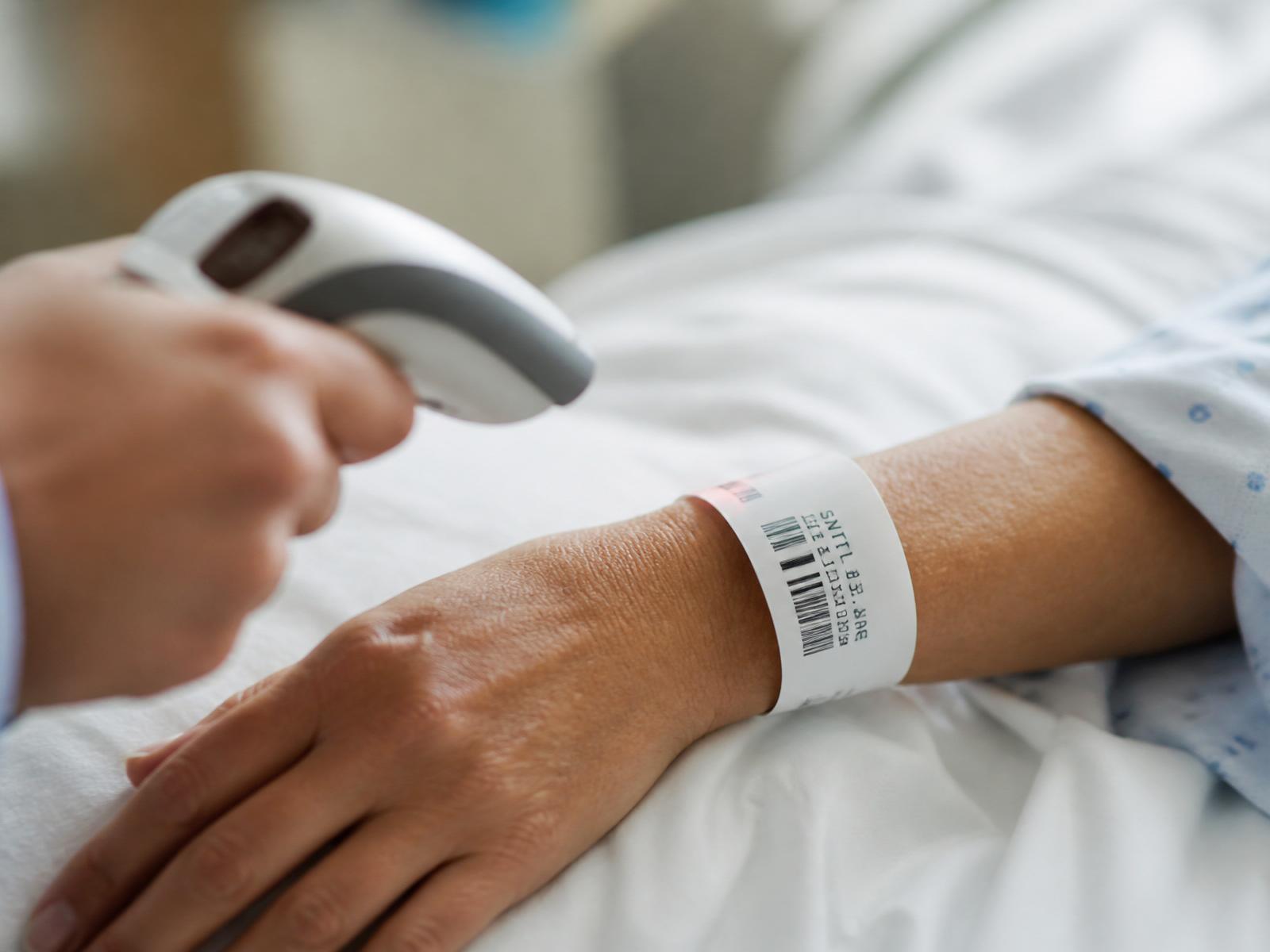 Braccialetto di identificazione paziente in letto ospedaliero