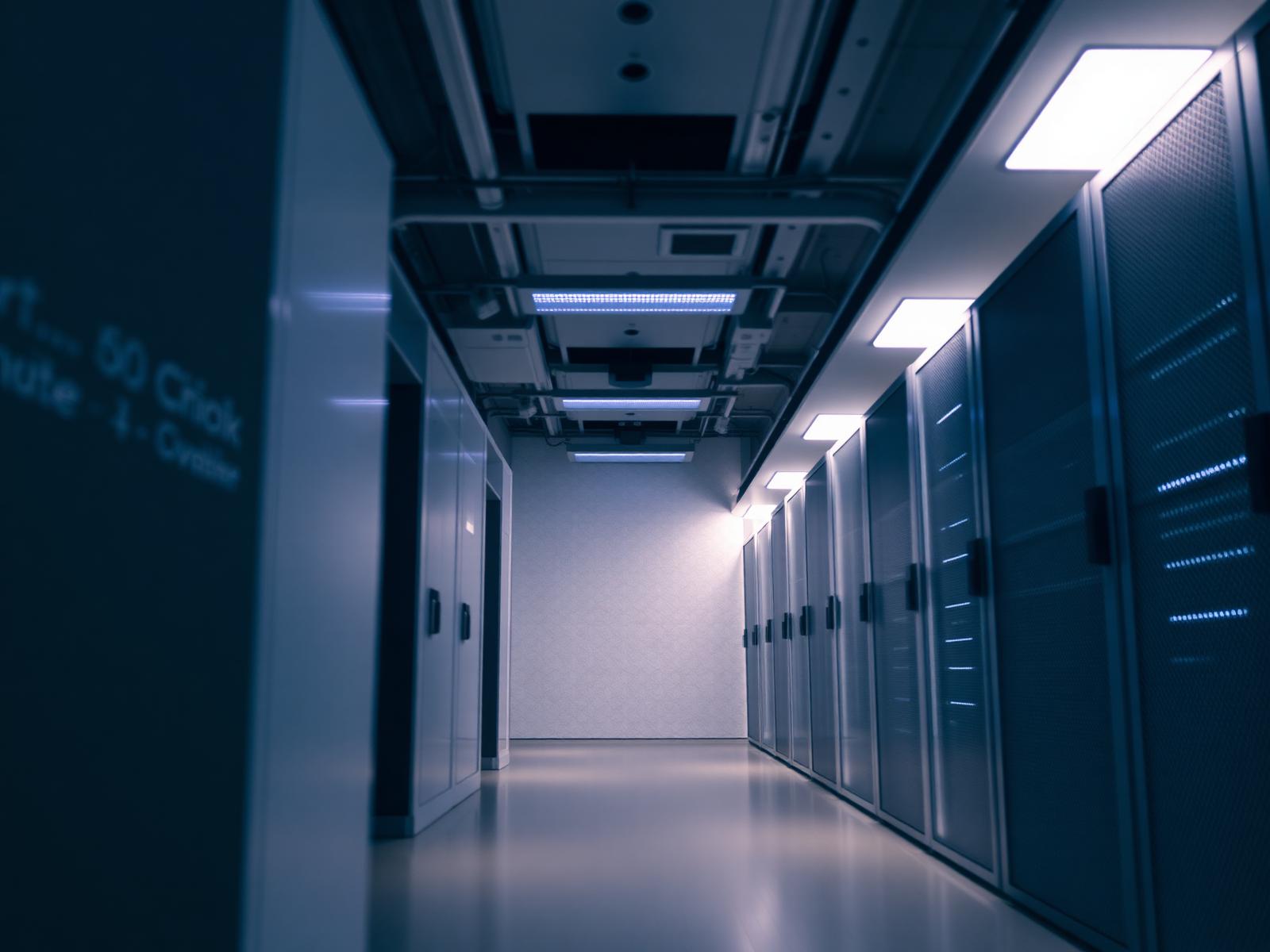 Sala data center con rack di server allineati
